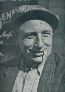 716628 Portret van een man met pet en een sigaret in de mond, vermoedelijk in de Jordaan te Amsterdam.